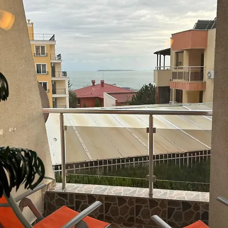 Cozy With 2 Bedrooms And Sea View Appartamento